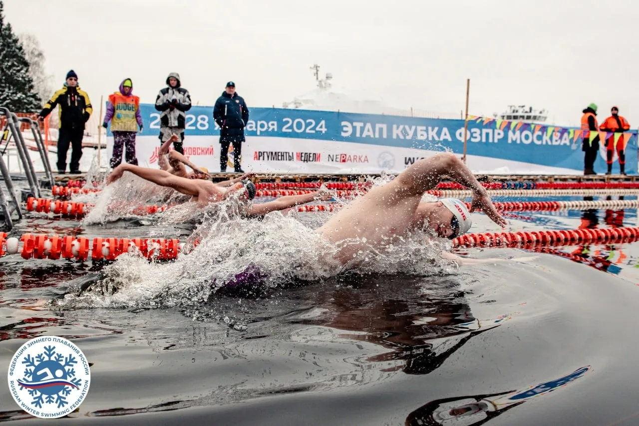 Пловцы проходят дистанцию в открытой холодной воде